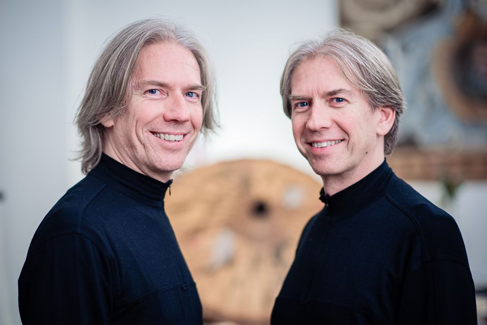 Davide e Daniele Trivella sorridenti, uno di fronte all'altro